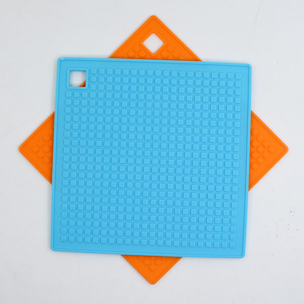 ,china supplier wholesaleKitchen thickened square honeycomb silicone placemat square silicone insulation mat non-slip waterproof table mat soft